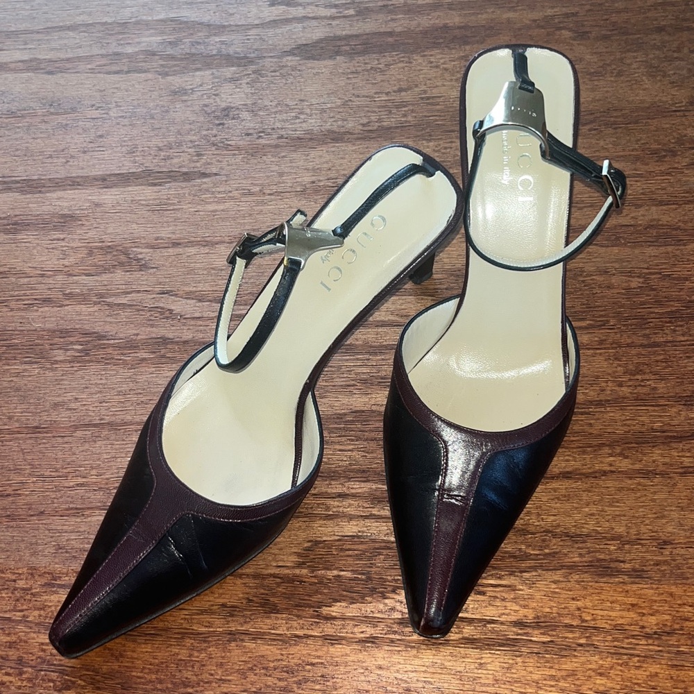 Vintage Gucci black burgundy lea sandals gold tone ankle strap logo. Size 7.5
